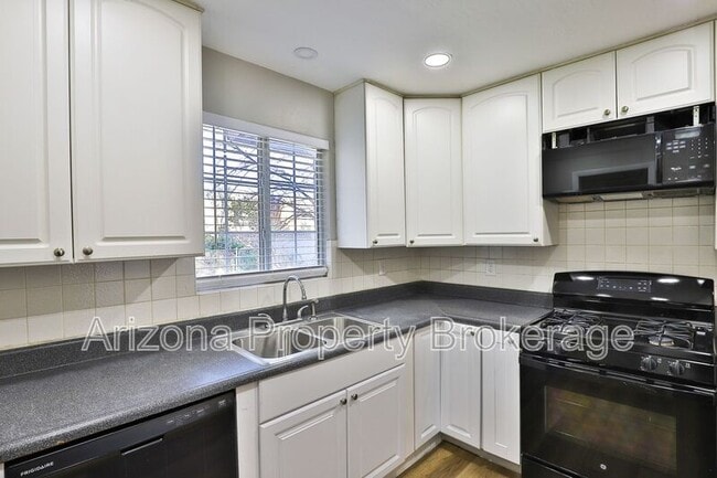 Building Photo - 144 E Vista Del Cerro Dr