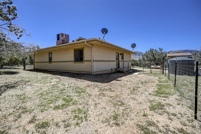 Building Photo - Cozy 2 Bedroom with Picturesque Granite Mo...