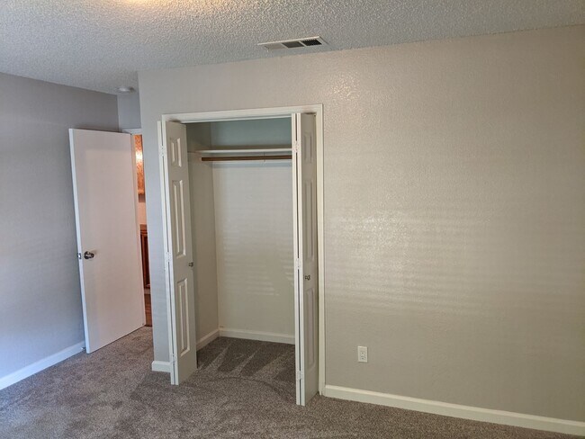 Building Photo - Nice 3 bedroom home, recently updated offe...