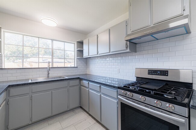 Building Photo - 2122 Maple Cir