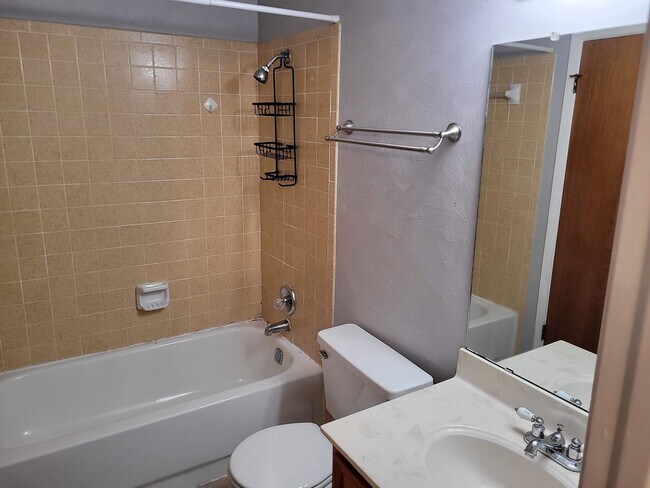 Upstairs jack & Jill Bath - 8801 Clearbrook Trail