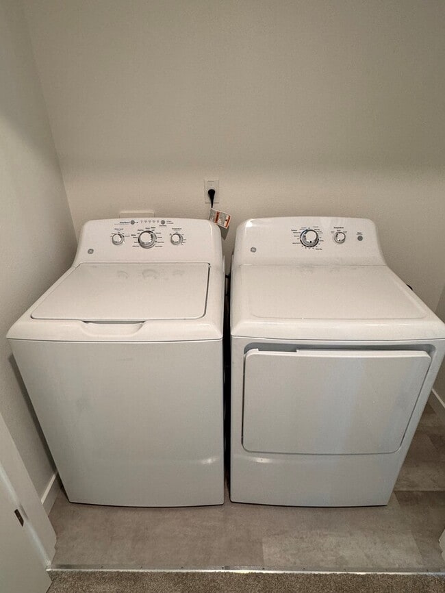 Building Photo - Gorgeous New Construction Home w/LVP Flooring, SS Appliances, W/D, Fireplace & MORE!