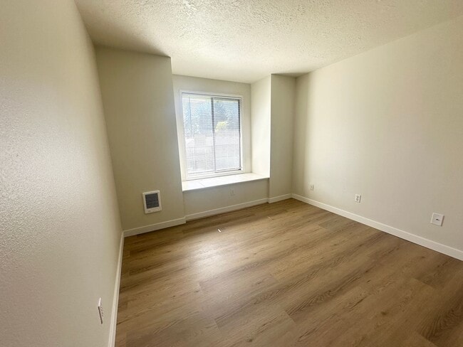 Building Photo - Lake Oswego Refreshed 2nd Story 2 bed/1 bath Condo- W/S/G Included