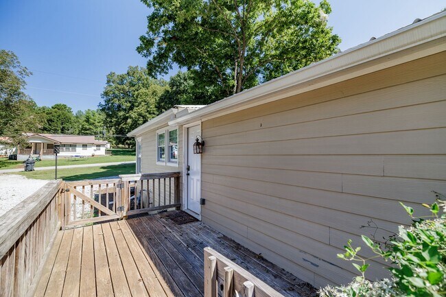 Building Photo - Beautiful Ranch Home in Prime Jefferson Location – Pet Friendly!