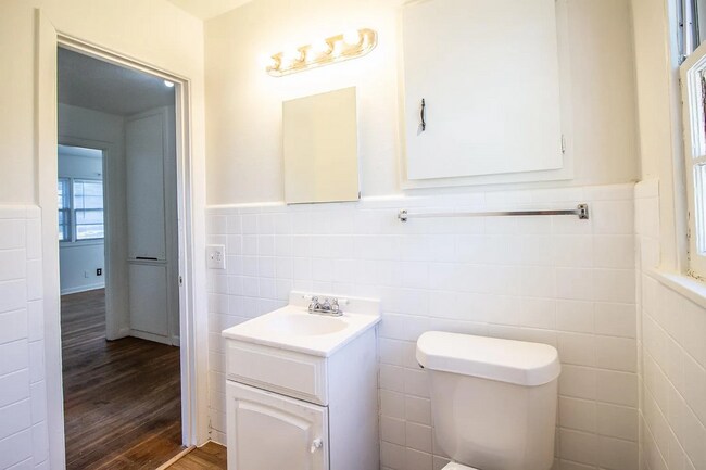 Building Photo - Updated 3 Bedroom Home for Rent in Central...