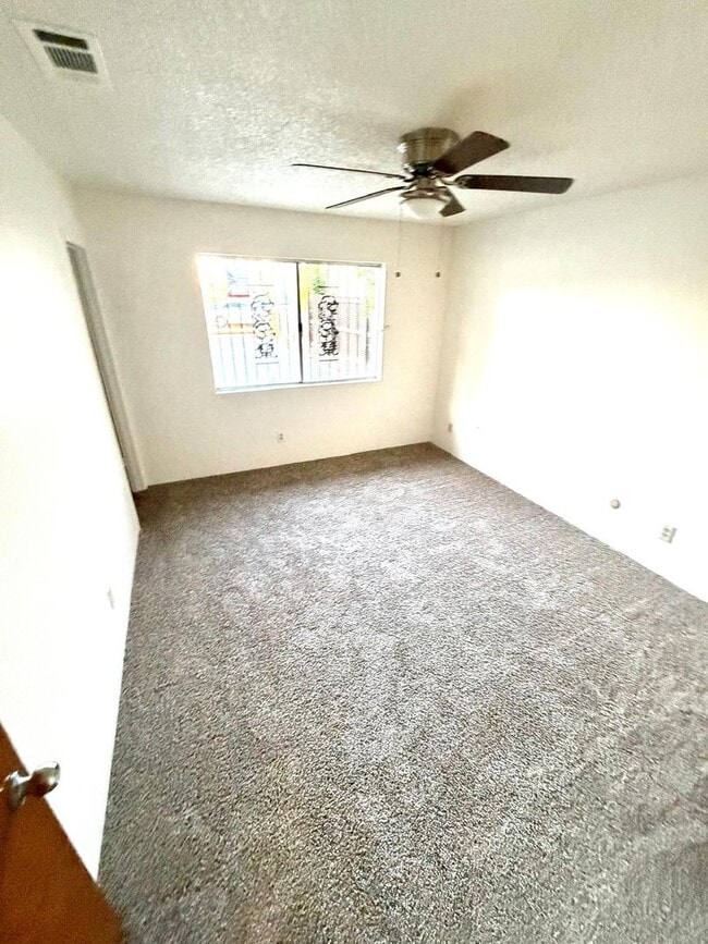 Building Photo - Charming 4 bedrooms single family home in Delano - Schedule your tour now!