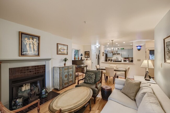 Building Photo - Ideal Downtown 1 BDR Close to Shops & Trails