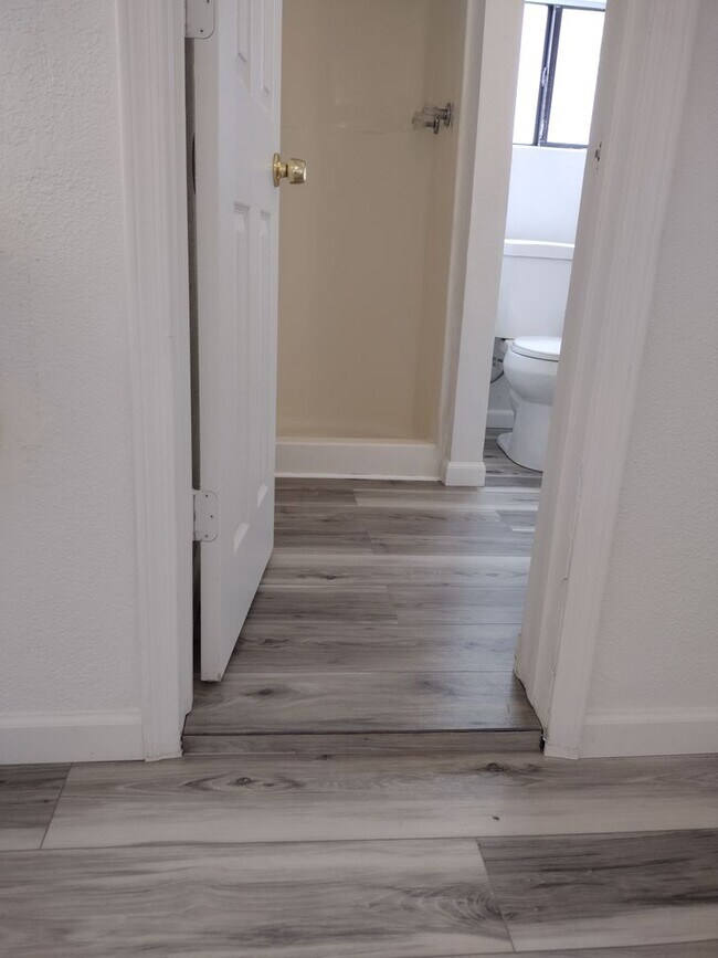 Building Photo - Sharp 1 Bed/1 Bath Updated Apt