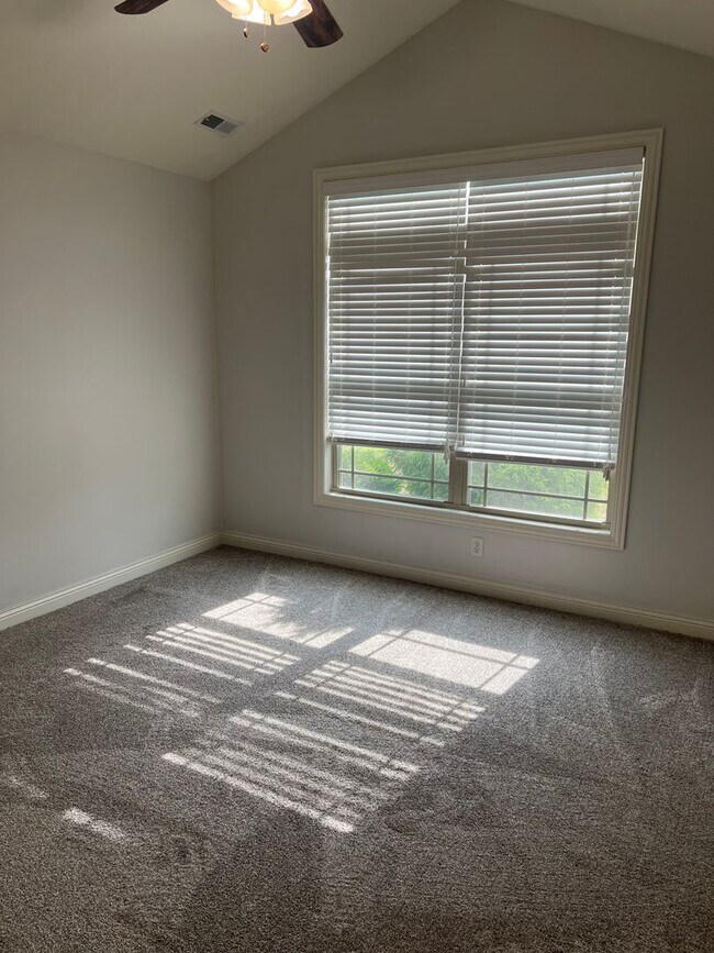 Building Photo - 3 bedroom, 2 bathroom, 2 car garage, single family home located on the south of town