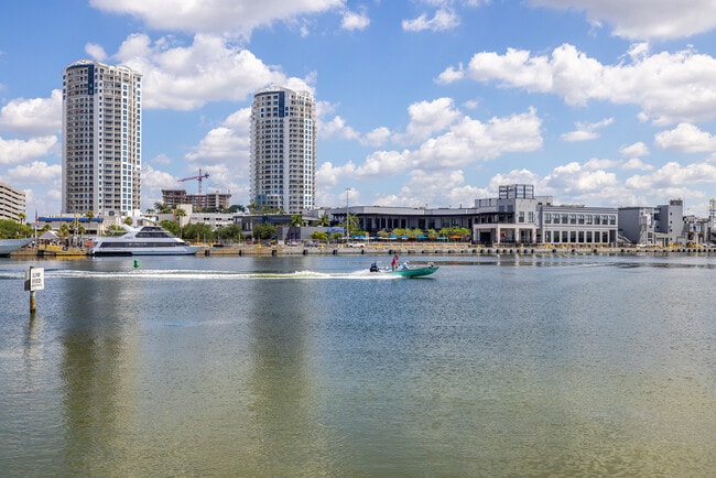 Building Photo - 705 Mainsail Dr