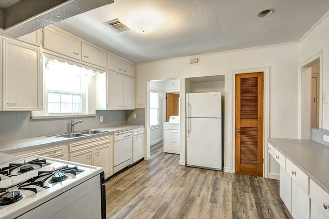 Building Photo - 2030 Gostick St