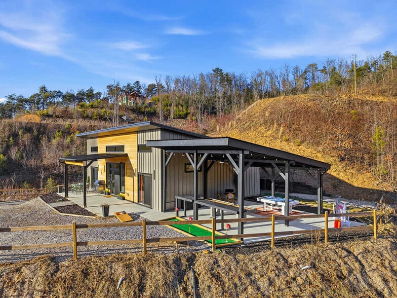 Building Photo - 268 Everett St