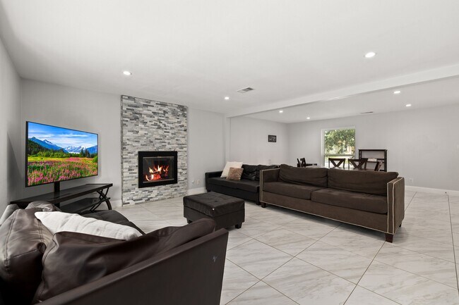 Building Photo - 2114 Briargreen Dr