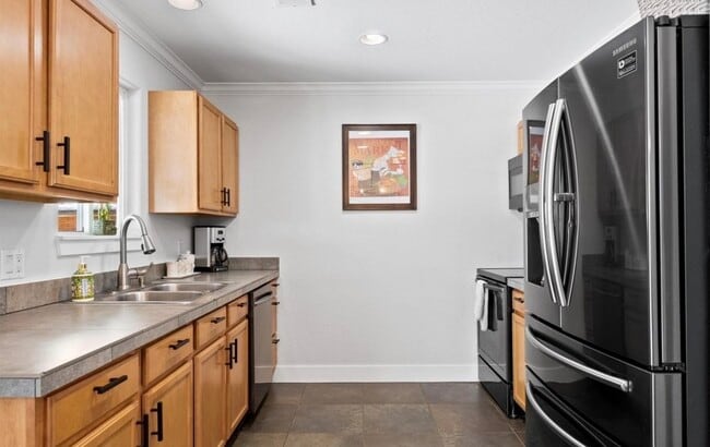 Building Photo - 2182 W Warren Ave