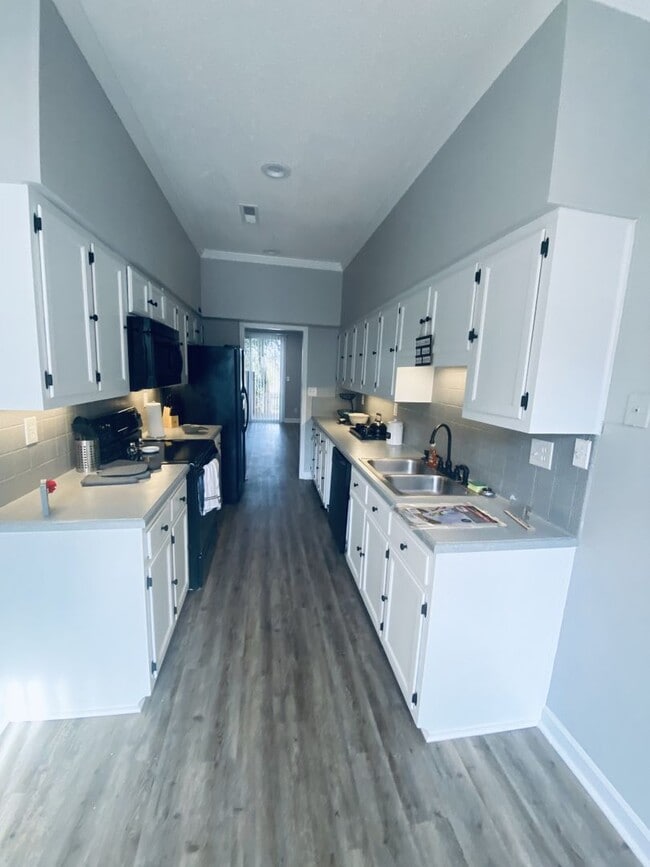 Building Photo - Coming Soon.... Spacious 3 Bedroom 2.5 Bath Townhome!!