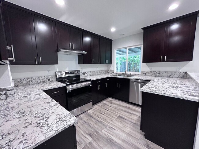 Building Photo - HALF OFF ONE MONTH RENT IF APPROVED AND MOVED IN BY 4/8