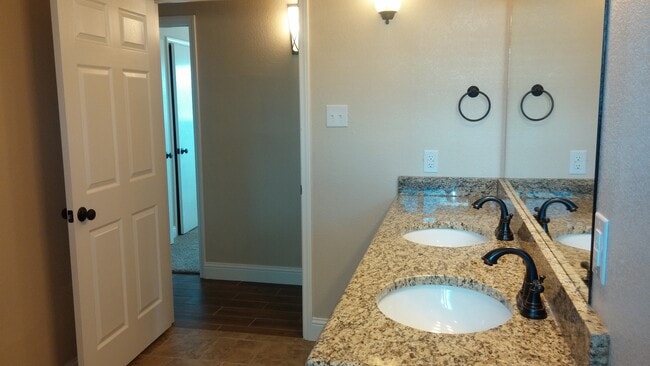 Building Photo - COMPLETELY UPDATED HOME MOVE IN READY