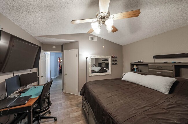 Building Photo - 3 Bedrooms with an office in Southwest Bakersfield!!