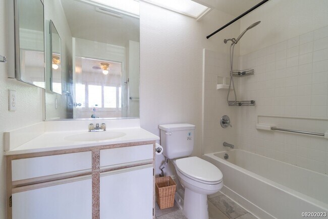 Building Photo - 3 Bed 2 Bath condo in Hillsdale Phase 2