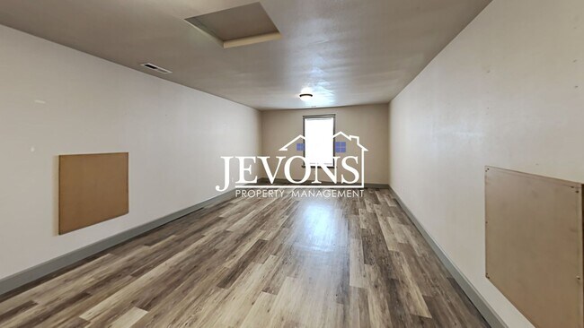 Building Photo - Spacious home with fully equipped kitchen and 2-car garage near Stewart Park