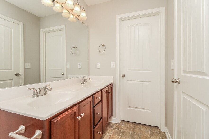 Building Photo - 1634 Colyn Avenue