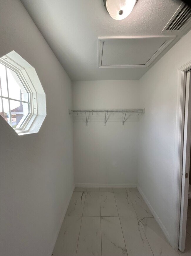 Building Photo - Custom Home - Desirable SE Ocala Neighborhood 3/2/2 **Won't Last**