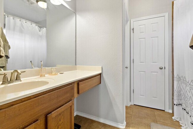 Building Photo - Open Floorpan is Move in Ready just for yo...