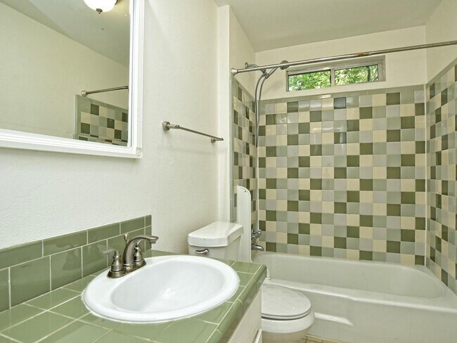 Building Photo - 604 Franklin Blvd