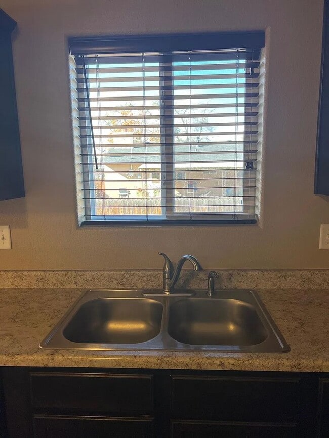 Building Photo - *COMING SOON* 3 Bedroom near Carson and Pe...