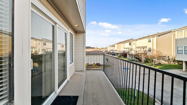 Building Photo - 1914 Lakeside Dr