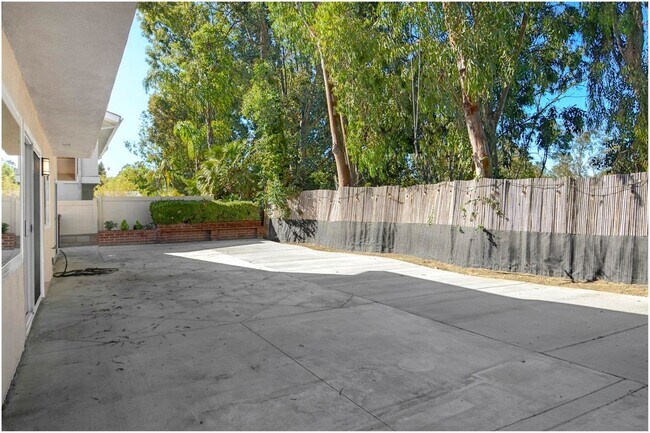Building Photo - 23521 Lochlomond St