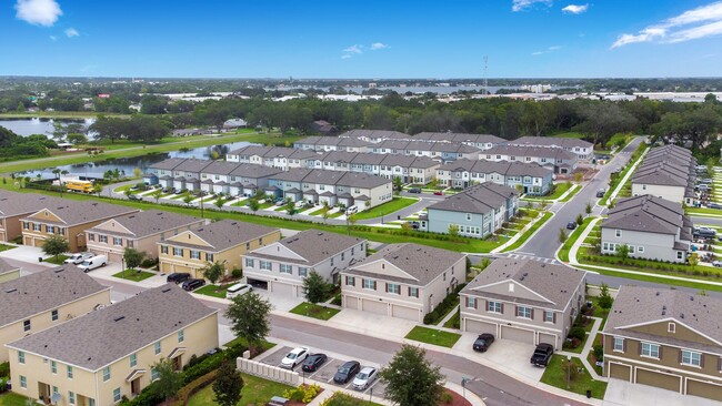 Building Photo - Spacious 3-Bdrm Townhome in Orlando's Gate...