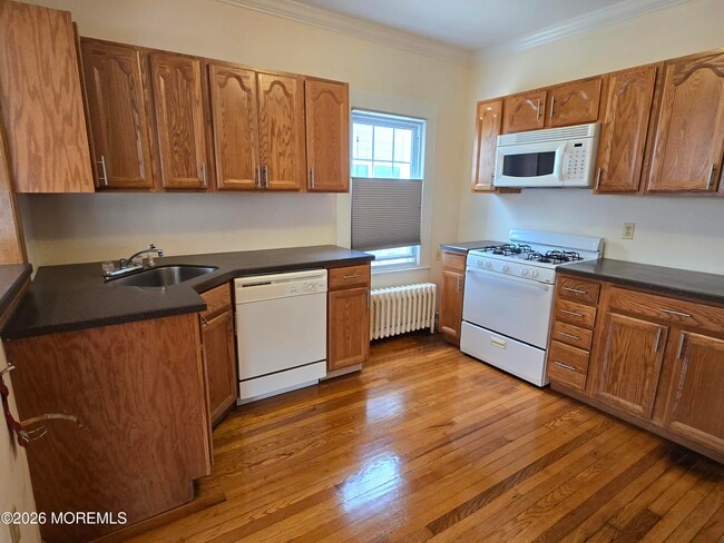 Building Photo - 904 Bergh St