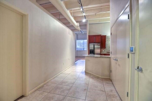 Building Photo - 705 Main St