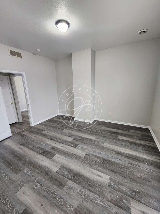 Building Photo - 2 bed upper unit! Private Entrances! Fully updated!