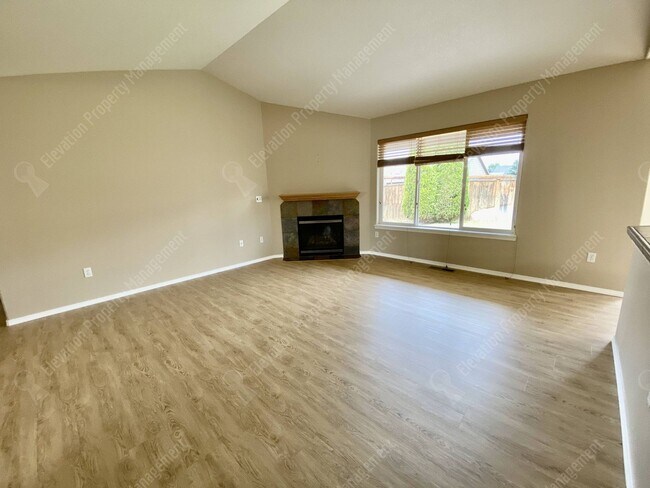 Building Photo - Single-Level home in NE Redmond with fenced backyard!