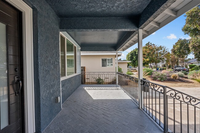 Building Photo - 10144 Gaviota Ave