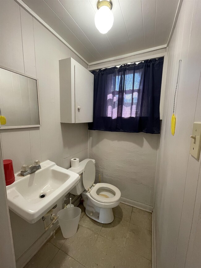 Building Photo - 105 W Main St