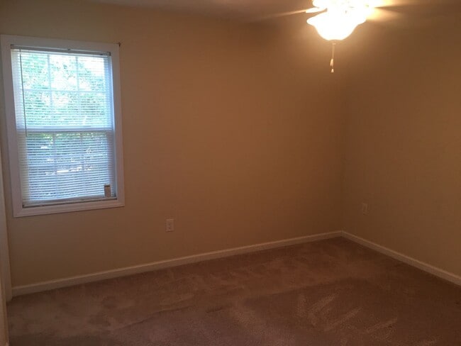 Building Photo - CHARMING 3 BEDROOM HOME IN NEW BERN!