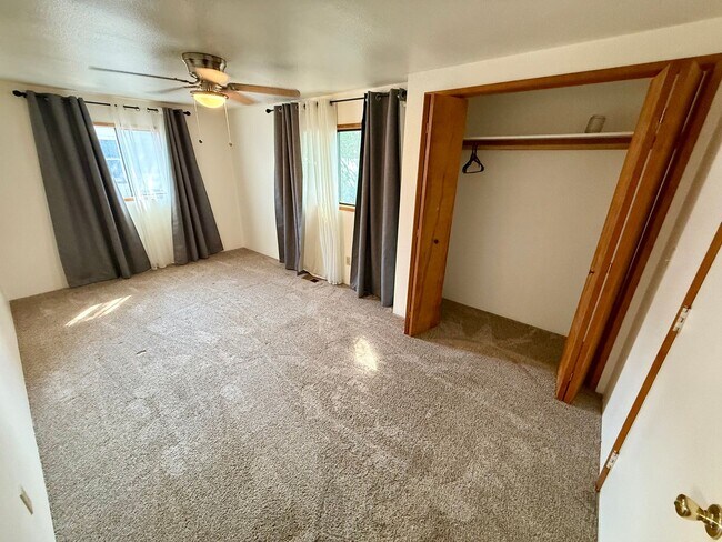 Building Photo - Welcome to this Charming 3 bedroom, 2 bath...