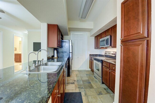 Building Photo - 7575 Kirby Dr