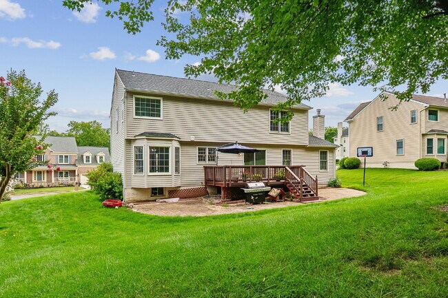Building Photo - Beautifully updated and spacious 5-bedroom, 3.5-bath home for rent in the heart of Woodbridge