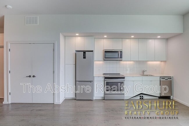 Building Photo - 600 S Duke St