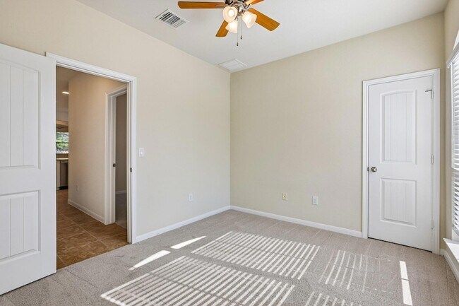 Building Photo - 711 Rolling Oak Dr