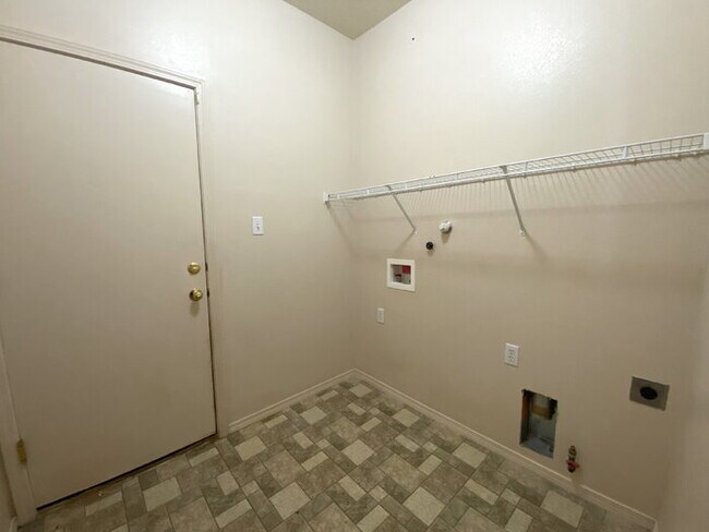 Building Photo - Spacious 3BR w/Office in the Cabezon Subdi...