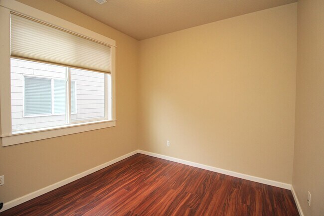 Building Photo - Alluring 4 Bedroom, 2.5 Bathroom Modern ho...