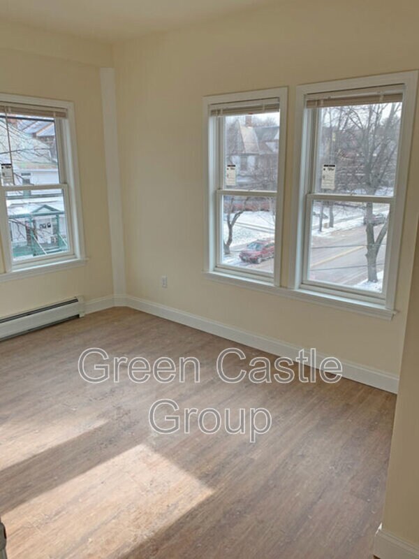 Building Photo - 323 Pearl St