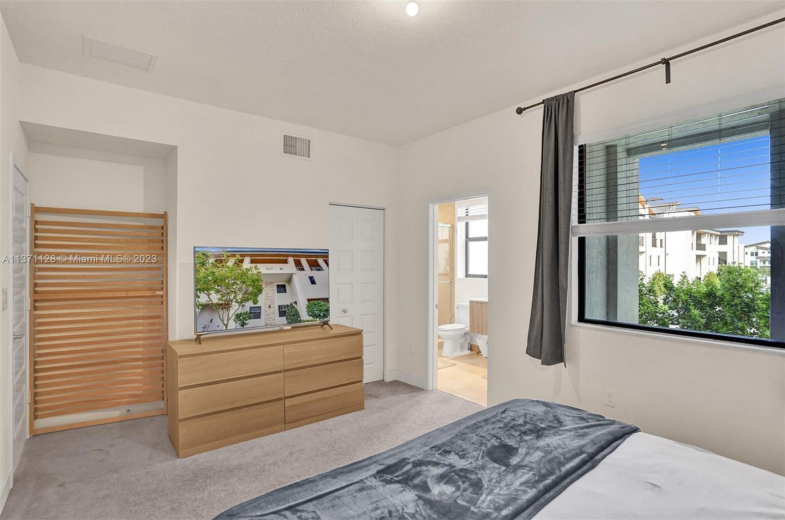 Building Photo - 10437 NW 82nd St