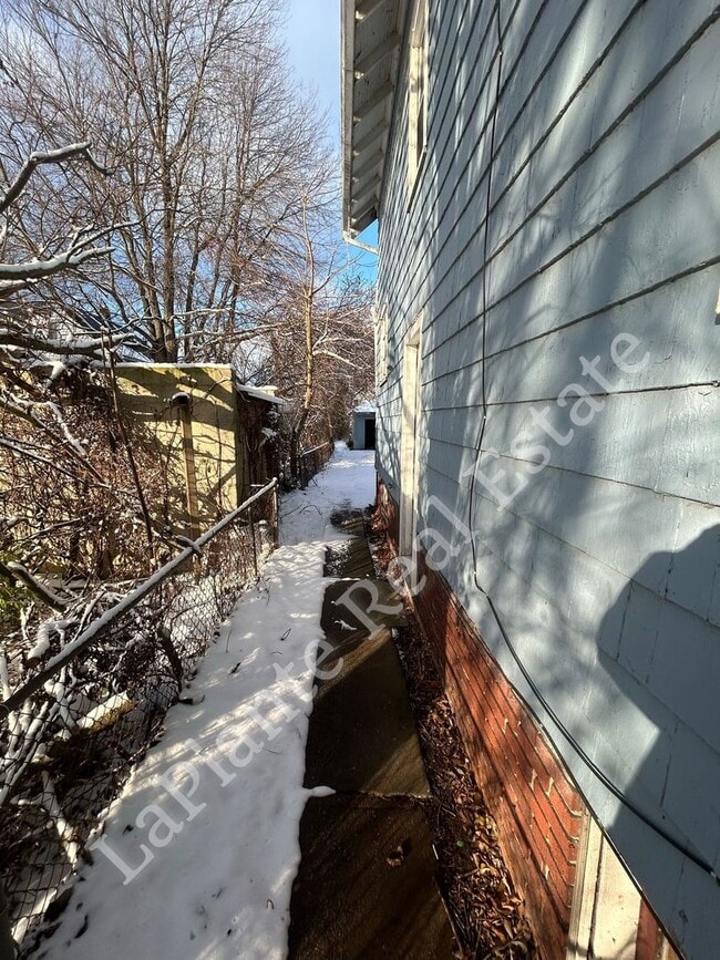 Building Photo - 1656 Macomber St