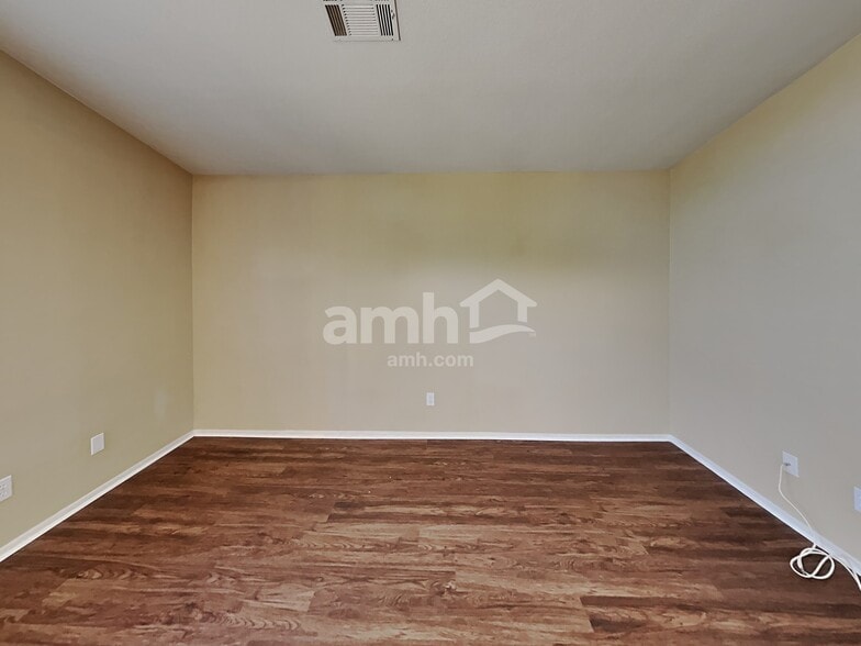 Building Photo - 909 Hornbeak Ct